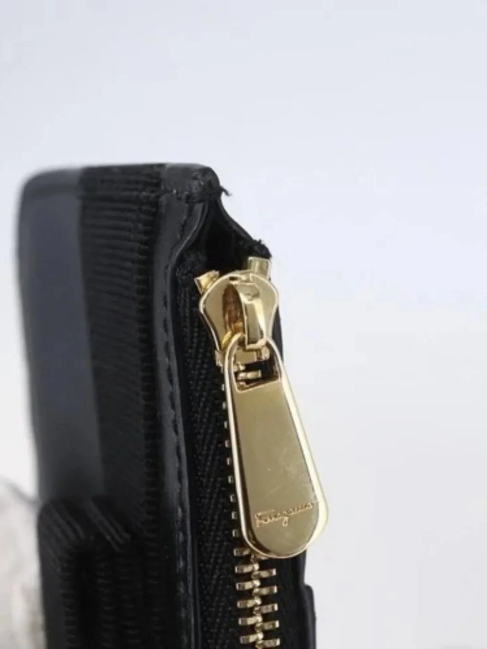 Salvatore Ferragamo Vala Card Case Leather Black Gold Auth BA8463